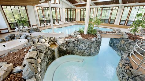 Hotels Near Lake Winnipesaukee | Path Resorts