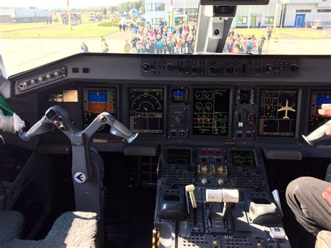 Embraer 175 cockpit | Maciej Zmudzinski | Flickr