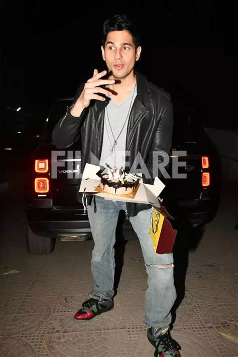 7 happy photos of Sidharth Malhotra with his birthday cake. See pics ...