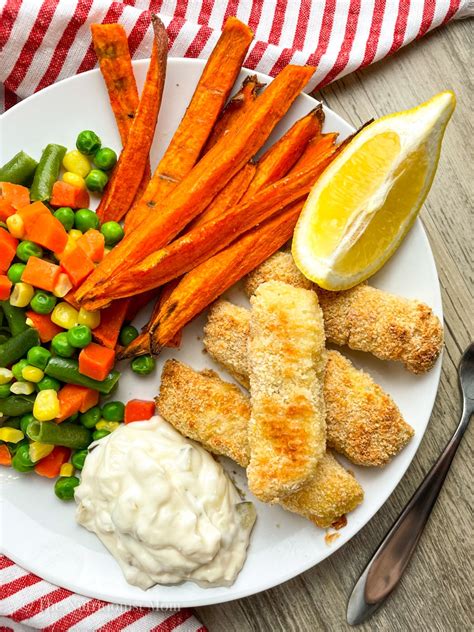 HEALTHY FISH STICKS & TARTAR SAUCE - Nutritionist Mom