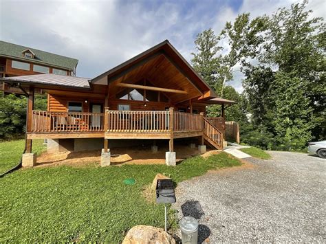 "DOWNTOWN BEAR CABIN" Newly built, easy to access, near downtown ...