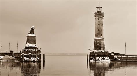 Lindau Lighthouse in winter - Monochrome photography - backiee