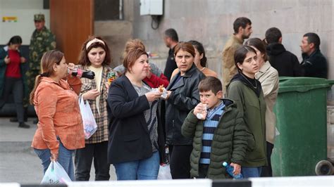 Thousands of ethnic Armenians flee disputed Nagorno-Karabakh territory ...