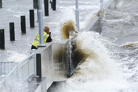 Hurricane Ida lashes Louisiana, knocks out New Orleans power | AP News