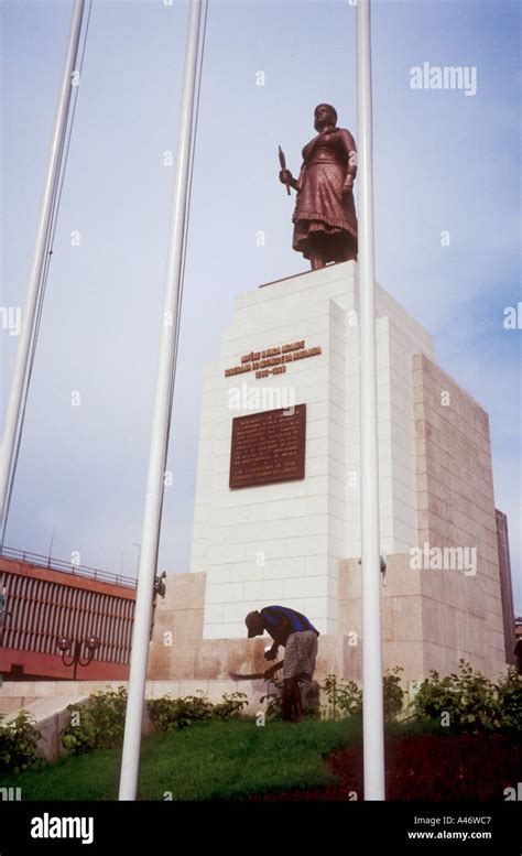 Queen nzinga statue hi-res stock photography and images - Alamy