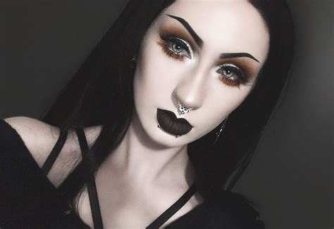 Pin on Spooky-Girl Makeup