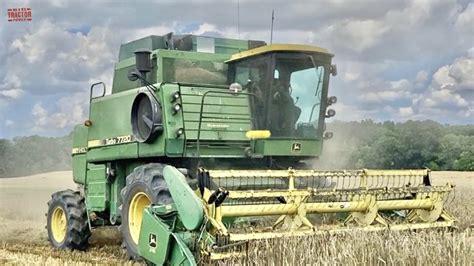 JOHN DEERE 7720 Turbo Combine Harvesting Wheat