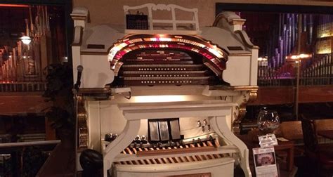 Music review: The organist at Organ Piper Pizza | Milwaukee Record