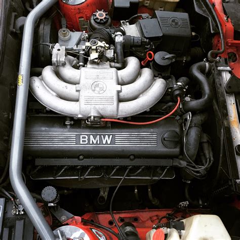 BMW E30 325i Touring engine bay | Bmw e30, Bmw 323i, Bmw e34