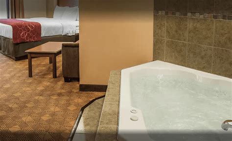 Pittsburgh Hotels with Jacuzzi: 13 Best Hot Tub Hotels