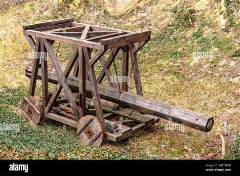 Battering ram hi-res stock photography and images - Alamy