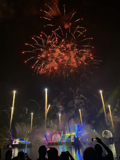 PHOTOS, VIDEO: Updated New Year's Eve Countdown Fireworks at EPCOT ...