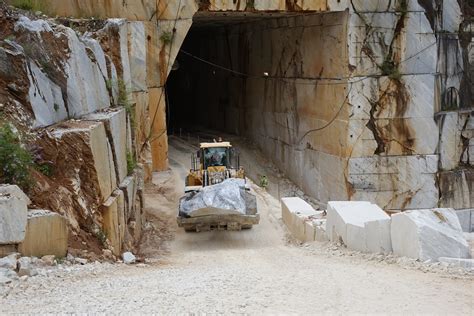 Carrara marble quarry. - Use Natural Stone