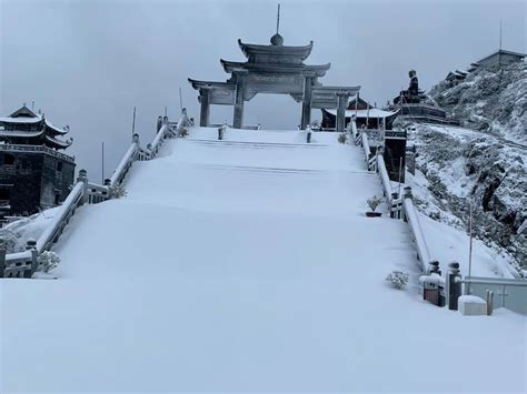 Vietexplorer.com - Snow blankets Mount Fansipan