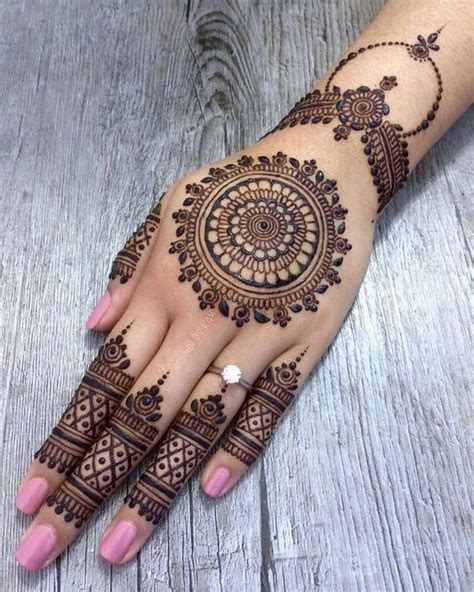 Simple Traditional Mehndi Design - FinetoShine