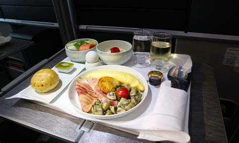 Singapore Airlines reinstates meal services on regional flights ...