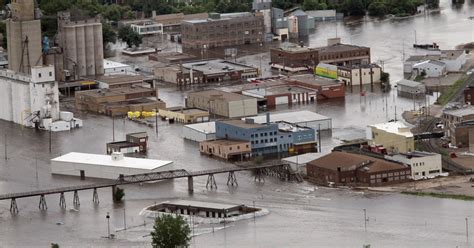 Flood waters stop rising in Minot, N.D.