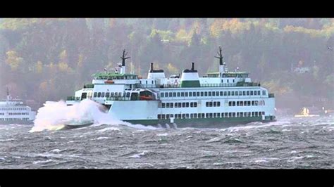 Mukilteo ferry in 50 mph windstorm. - YouTube