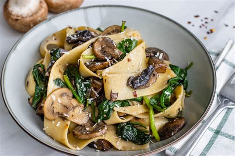 Mushroom pasta with roasted garlic | Australian Mushrooms