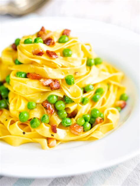 Easy Pasta Carbonara with Peas and Bacon - Krumpli