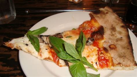 Lucali Pizza, Brooklyn | DopamineJunkie.org