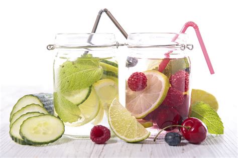 5 Delicious Fruit Combinations to Make Healthy Infused Water