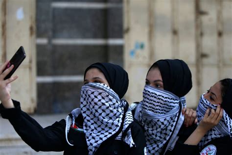 Google suggests Palestine keffiyeh as symbol of terrorism – Middle East ...