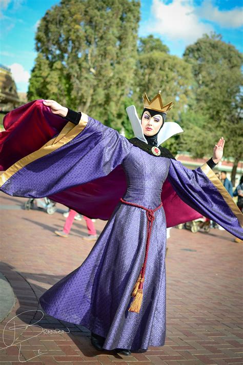 The Evil Queen | Disney cosplay, Evil queen, Disney villians