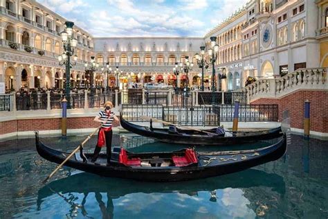 Venetian Gondola Ride: Prices, Hours, Tips