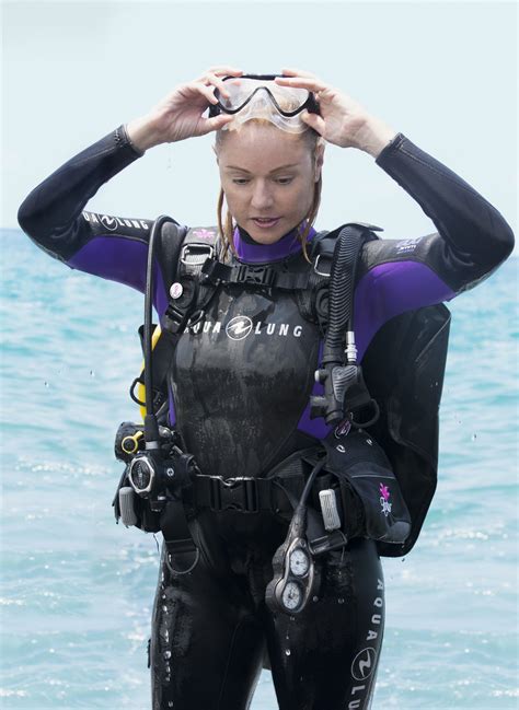 Erg Mooie Duiken Leuk 01328 | Scuba girl wetsuit, Scuba girl, Scuba diving