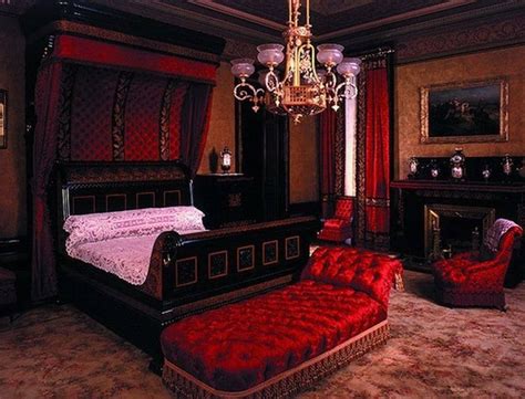 Bedroom decor ideas: Gothic bedroom