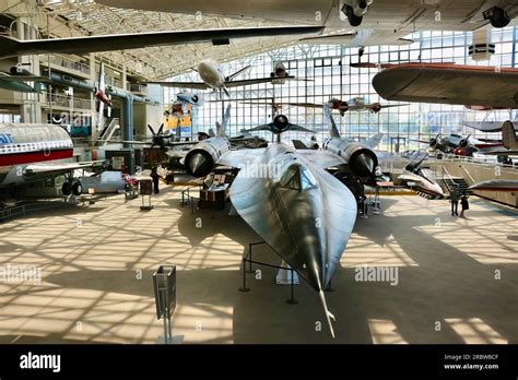 The world's fastest aircraft Lockheed M-21 Blackbird with it's D-21 ...