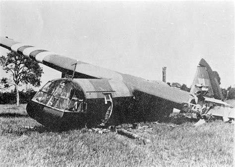 Het wrak van een Britse glider bij Renkum - Wolfheze in September 1944 ...