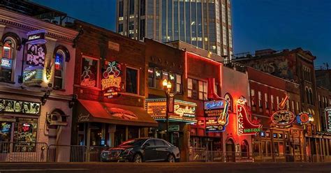 5 Reasons to Stay Downtown: Nashville Travel Tips