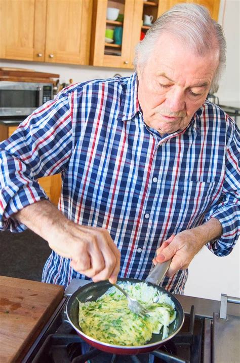 How Legendary French Chef Jacques Pépin Makes A Perfect Omelette ...