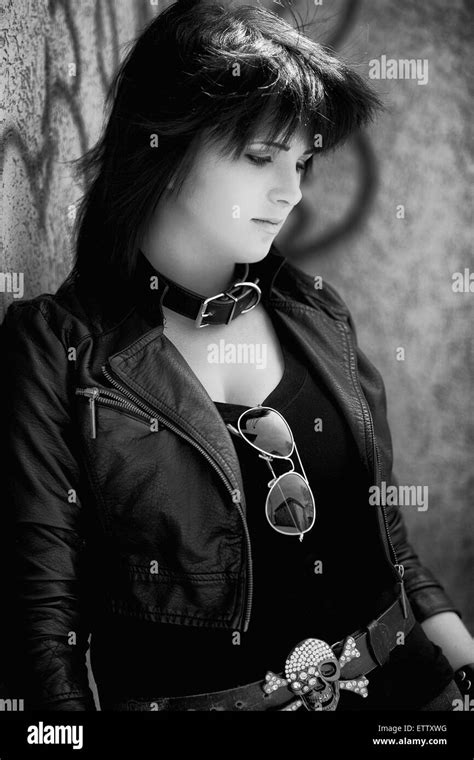 Punk Rock Girl aus Leder in Schwarz und Weiß Stockfotografie - Alamy