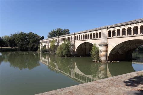 Canal du Midi Aqueduct i Beziers | Stock foto | Colourbox