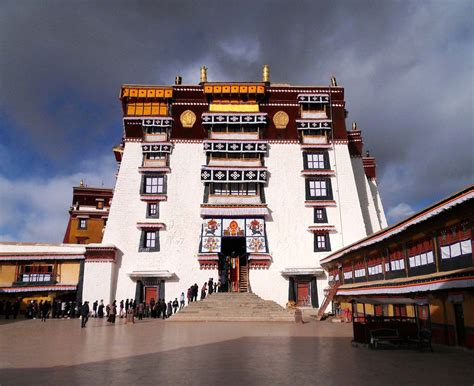 Potala Palace | Former Dalai Lama Residence & Buddhist Pilgrimage Site ...