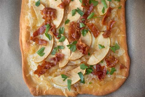 Caramelized Onion, Apple and Bacon Flatbread Pizza