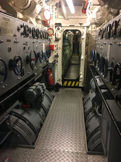 Inside submarine | Flugzeugträger, Uboot, Schiff