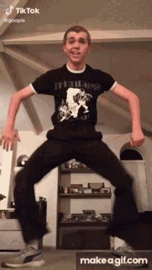 Goopie Cringe GIF - Goopie Cringe Dance - Discover & Share GIFs