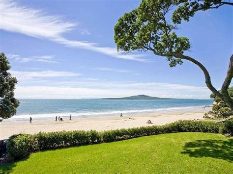 Spectacular beach house on Takapuna Beach | New zealand beach, New ...