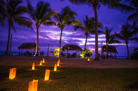 Beachfront dining at Le Vasa Resort in Samoa, South Pacific Cuisine ...