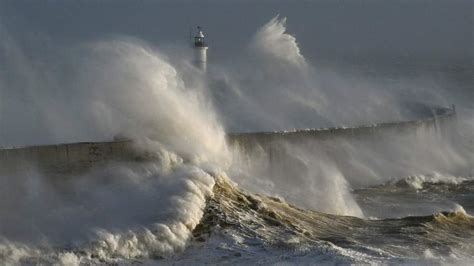 Sussex, Surrey and Kent lashed by Storm Isha - BBC News