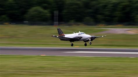 One of the smallest Cargo-planes you have ever seen: Beech B90 King Air ...