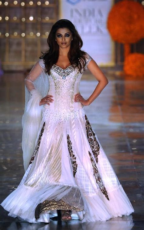 SHE FASHION CLUB: Aishwarya Rai Bachchan In Lehenga