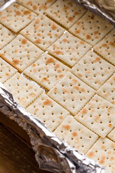 Christmas Crack – Easy Saltine Cracker Toffee - Kippi at Home