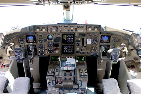 File:Boeing 757-300 Cockpit.JPG