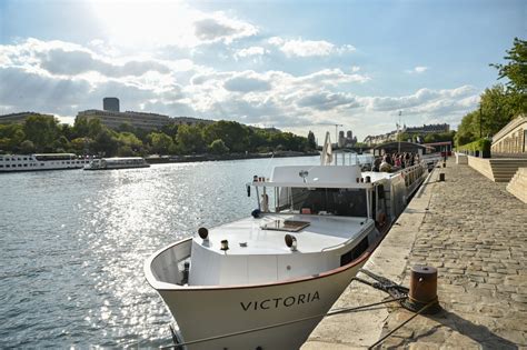 Exploring Paris by Boat: Seine River Cruises | laviecreativepodcast.com