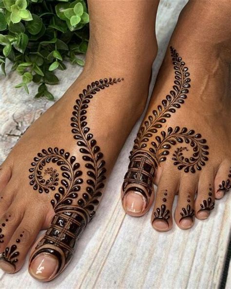 15 Beautiful and Easy Mehndi Designs for Leg